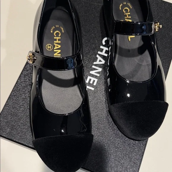 BRAND NEW CHANEL Black Patent Leather Mary Jane Flats - Picture 2 of 8